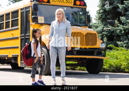 Mère emportant sa fille à l'école, disant son Au revoir pour la journée Banque D'Images