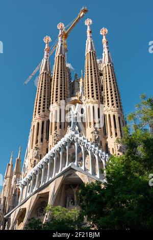 BARCELONE, ESPAGNE - 07 JUIN 2019: Construction de grues travaillant sur la Sagrada Familia, dont les constructions devraient se terminer en 2026 Banque D'Images