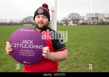 UTILISATION ÉDITORIALE SEULEMENT Jack Littlejohns reçoit une plaque violette de héros de la communauté du recensement du Bureau de la statistique nationale pour son dévouement à sa communauté dans le Devon Nord avant le Recensement de 2021, qui est le 21 mars. Banque D'Images