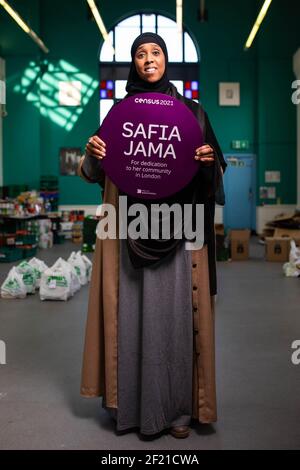 USAGE ÉDITORIAL SEULEMENT Safia Jama reçoit une plaque violette de héros de la communauté du recensement de l'Office for National Statistics pour son dévouement à sa communauté de Londres avant le Recensement 2021, qui est le 21 mars. Banque D'Images