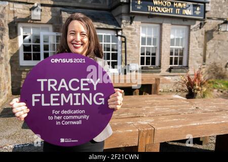 USAGE ÉDITORIAL SEULEMENT Tracey Fleming reçoit une plaque violette de héros de la communauté du recensement du Bureau de la statistique nationale pour son dévouement envers sa communauté à Cornwall avant le Recensement de 2021, qui est le 21 mars. Banque D'Images