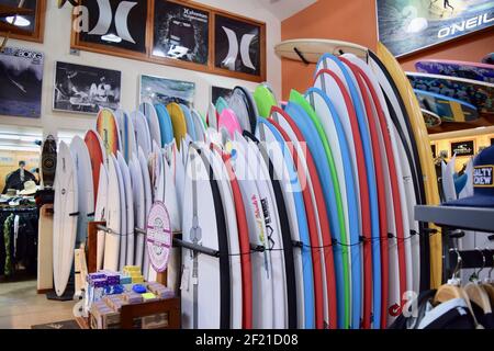 FRESNO, ÉTATS-UNIS - Mar 02, 2021: Une photo à l'intérieur du magasin de longueur d'onde montrant des planches de surf en rangées dans différentes couleurs vives et tailles Banque D'Images