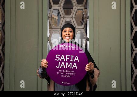 USAGE ÉDITORIAL SEULEMENT Safia Jama reçoit une plaque violette de héros de la communauté du recensement de l'Office for National Statistics pour son dévouement à sa communauté de Londres avant le Recensement 2021, qui est le 21 mars. Banque D'Images