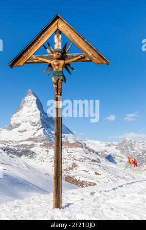 Jésus sur une croix en bois près de Matterhorn, Zermatt, Valais, Suisse Banque D'Images