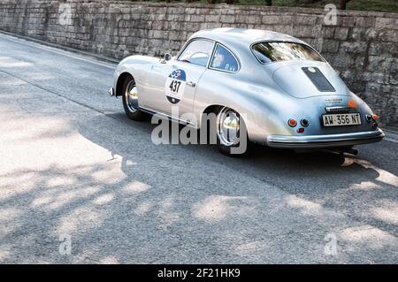 FURLO, ITALIE - 25 mai 2018: GOLA DEL FURLO, ITALIE - 19 MAI: PORSCHE 356 A 1500 GS CARRERA 1956 sur une vieille voiture de course dans le rallye mille Miglia 2017 Banque D'Images