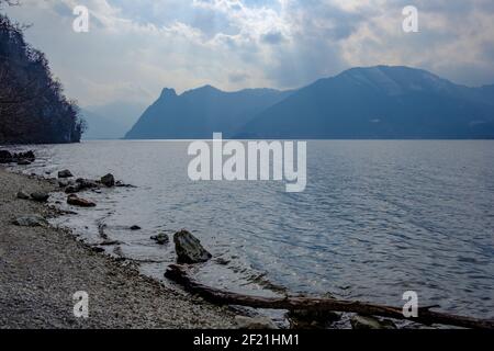 Côte est du lac traunsee près de gmunden dans la partie supérieure région autrichienne salzkammergut Banque D'Images