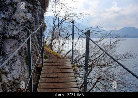 sentier de randonnée alpin 'iesweg' sur la côte est du lac traunsee dans la région de salzkammergut en haute-autriche Banque D'Images