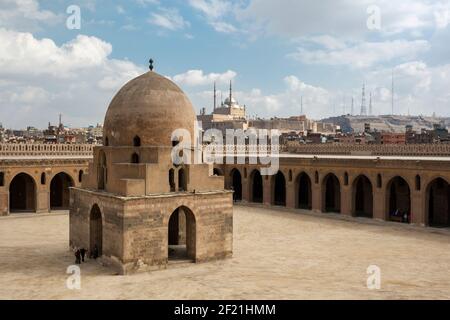 La mosquée d'Ibn Tulun montrant la fontaine d'ablution et la cour avec la Citadelle du Caire en arrière-plan, Tolon, El-Sayeda Zainab, le Caire, Egypte Banque D'Images