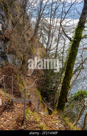 sentier de randonnée alpin 'iesweg' sur la côte est du lac traunsee dans la région de salzkammergut en haute-autriche Banque D'Images