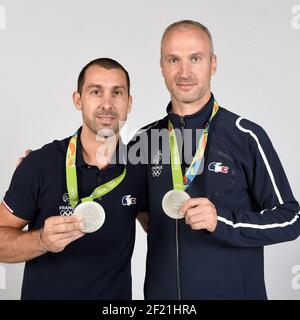 Les médaillés d'argent français dans le handball Michael Guigou et Thierry Omeyer posent au club France, lors des Jeux Olympiques RIO 2016, le 21 août 2016, à Rio, Brésil - photo Philippe Millereau / KMSP / DPPI Banque D'Images