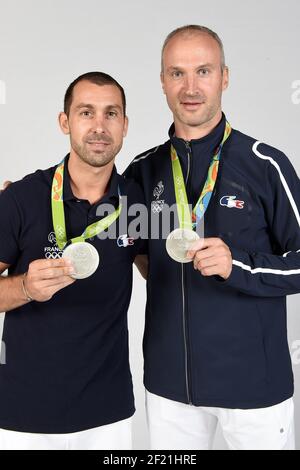 Les médaillés d'argent français dans le handball Michael Guigou et Thierry Omeyer posent au club France, lors des Jeux Olympiques RIO 2016, le 21 août 2016, à Rio, Brésil - photo Philippe Millereau / KMSP / DPPI Banque D'Images