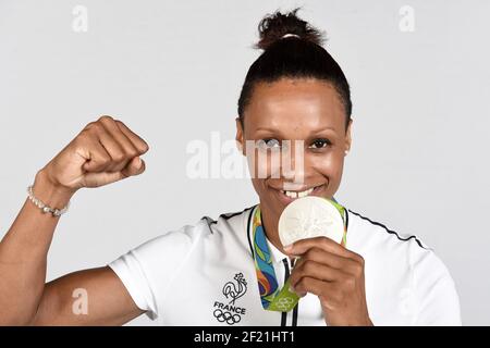 Allison Pineau, médaillée d'argent française au handball, pose au club France, lors des Jeux Olympiques RIO 2016, le 20 août 2016, à Rio, Brésil - photo Philippe Millereau / KMSP / DPPI Banque D'Images