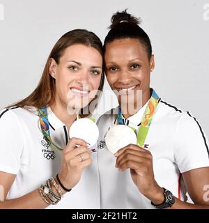 Les médaillés d'argent français au handball Laura Glauser et Allison Pineau posent au club France, lors des Jeux Olympiques RIO 2016, le 20 août 2016, à Rio, Brésil - photo Philippe Millereau / KMSP / DPPI Banque D'Images