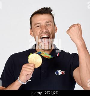 Médaillé d'or français au slalom de kayak Denis Gargaud pose au club France, lors des Jeux Olympiques RIO 2016, le 9 août 2016, à Rio, Brésil - photo Philippe Millereau / KMSP / DPPI Banque D'Images