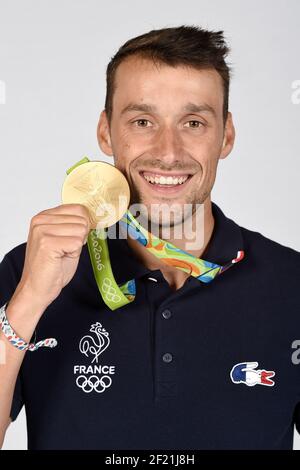 Médaillé d'or français au slalom de kayak Denis Gargaud pose au club France, lors des Jeux Olympiques RIO 2016, le 9 août 2016, à Rio, Brésil - photo Philippe Millereau / KMSP / DPPI Banque D'Images