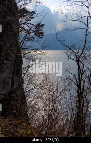 Côte est du lac traunsee près de gmunden dans la partie supérieure région autrichienne salzkammergut Banque D'Images