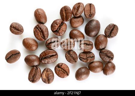 Grains de café. Quelques grains de café torréfiés durs, macro gros plan, isolés sur fond blanc. Banque D'Images