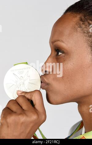 Allison Pineau, médaillée d'argent française au handball, pose au club France, lors des Jeux Olympiques RIO 2016, le 20 août 2016, à Rio, Brésil - photo Philippe Millereau / KMSP / DPPI Banque D'Images