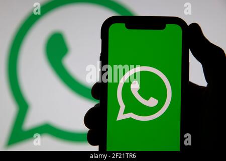 LONDRES, Royaume-Uni - Mars 2021 : logo du service de messagerie en ligne WhatsApp sur un smartphone Banque D'Images