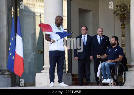 Médaillé d'or à Judo Teddy Riner donne le drapeau à Michael Jeremiasz handisport porte drapeau avec François Hollande pendant la réception à l'Elysée pour les médaillés français après les Jeux Olympiques RIO 2016, le 23 août 2016, à Paris, France - photo Philippe Millereau / KMSP / DPPI Banque D'Images