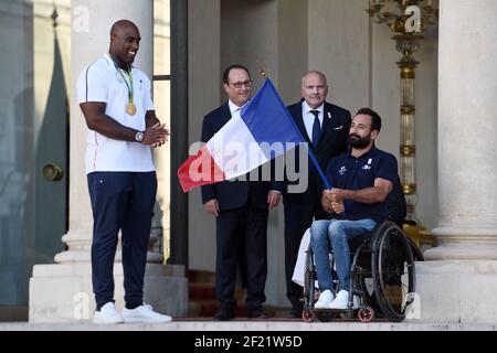 Médaillé d'or à Judo Teddy Riner donne le drapeau à Michael Jeremiasz handisport porte drapeau avec François Hollande pendant la réception à l'Elysée pour les médaillés français après les Jeux Olympiques RIO 2016, le 23 août 2016, à Paris, France - photo Philippe Millereau / KMSP / DPPI Banque D'Images