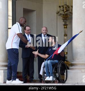 Médaillé d'or à Judo Teddy Riner donne le drapeau à Michael Jeremiasz handisport porte drapeau avec François Hollande pendant la réception à l'Elysée pour les médaillés français après les Jeux Olympiques RIO 2016, le 23 août 2016, à Paris, France - photo Philippe Millereau / KMSP / DPPI Banque D'Images