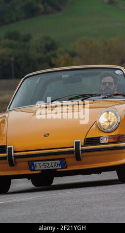 CAGLI, ITALIE - 22 octobre 2020: CAGLI , ITALIE - OTT 24 - 2020 : PORSCHE 911 une vieille voiture de course en rallye mille Miglia 2020 le célèbre ra historique italien Banque D'Images