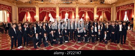 Le président français François Hollande pose avec les athlètes olympiques et paralympiques après leur avoir décerné la Légion d'honneur (Légion d'Honneur) au Palais présidentiel de l'Elysée à Paris, France, le 1er décembre 2016 - photo Philippe Millereau / KMSP / DPPI Banque D'Images