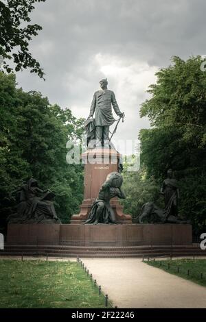 BERLIN, ALLEMAGNE - 27 mai 2020 : BERLIN, ALLEMAGNE 27 mai 2020. Une statue de Bismark à Tiergarten Berlin. Banque D'Images