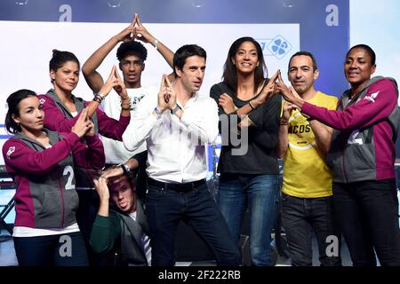 Le boxeur Sarah Ourahmoune, la nageuse Coralie Balmy, l'athlète de décathlon Ludovic Besson et Kevin Mayer, co-président de la candidature Paris 2024 Tony Estanguet, joueur de basket-ball Emmeline n'longue, ancien joueur de football Youri Djorkaeff, ancienne athlète Marie-JO Perec, font le symbole pendant les Etoiles du Sport 2016 à la Plagne, France Le 11 décembre 2016 - photo Philippe Millereau / KMSP / DPPI Banque D'Images