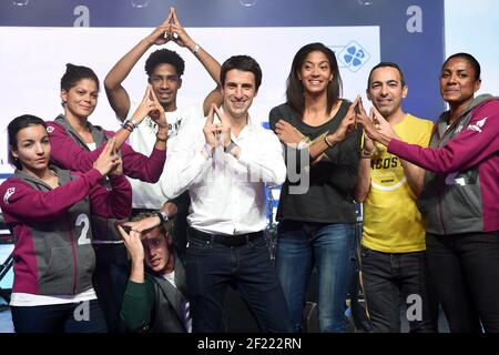 Le boxeur Sarah Ourahmoune, la nageuse Coralie Balmy, l'athlète de décathlon Ludovic Besson et Kevin Mayer, co-président de la candidature Paris 2024 Tony Estanguet, joueur de basket-ball Emmeline n'longue, ancien joueur de football Youri Djorkaeff, ancienne athlète Marie-JO Perec, font le symbole pendant les Etoiles du Sport 2016 à la Plagne, France Le 11 décembre 2016 - photo Philippe Millereau / KMSP / DPPI Banque D'Images