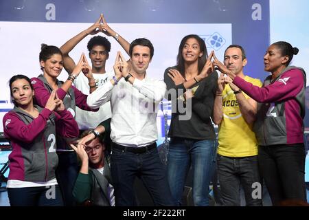 Le boxeur Sarah Ourahmoune, la nageuse Coralie Balmy, l'athlète de décathlon Ludovic Besson et Kevin Mayer, co-président de la candidature Paris 2024 Tony Estanguet, joueur de basket-ball Emmeline n'longue, ancien joueur de football Youri Djorkaeff, ancienne athlète Marie-JO Perec, font le symbole pendant les Etoiles du Sport 2016 à la Plagne, France Le 11 décembre 2016 - photo Philippe Millereau / KMSP / DPPI Banque D'Images