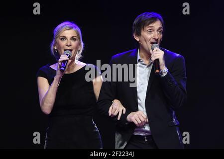 Les artistes Michele Laroque et Pierre Palmade se produisent pendant les Etoiles du Sport 2016 (quinzième anniversaire) à la Plagne, France, le 14 décembre 2016 - photo Philippe Millereau / KMSP / DPPI Banque D'Images