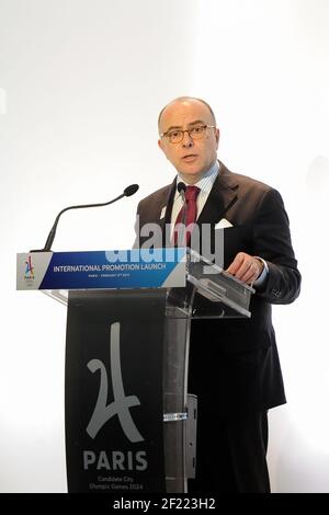 Le Premier ministre français Bernard Cazeneuve lors de la Conférence de presse du lancement de la promotion internationale Paris 2024 au Musée de l'Homme à Paris, le 3 février 2017 - photo Alain Gadoffre / KMSP / DPPI Banque D'Images