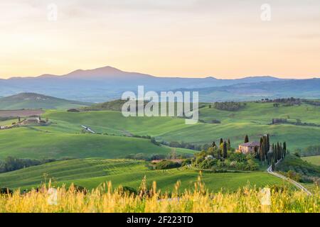 Vue sur le paysage des collines au lever du soleil en Toscane Banque D'Images