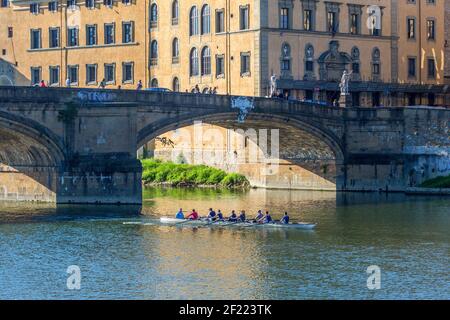 Bateau à ramer sur la rivière à un vieux pont à l' Florence Banque D'Images