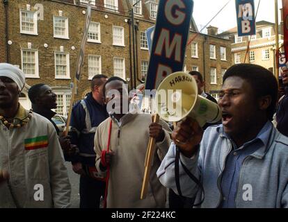 LES EMPLOYÉS DE NCP CAR PARKS MANIFESTENT DEVANT LES BUREAUX DU GROUPE 3I À PALACE STREET, LONDRES, LORS D'UNE MANIFESTATION ORGANISÉE PAR LE GMB UNION.TOM PILSTON LE 21 FÉVRIER 2007 Banque D'Images