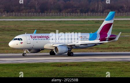 Airbus A320-214 avion passager d'Eurowings arrivant à l'aéroport de Dusseldorf. Allemagne - 17 décembre 2015 Banque D'Images