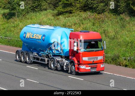 Nev conduite des camions de livraison Renault bleu EW Haulage Limited, camion-citerne, véhicules lourds, transport, camion rouge, Porte-bagages, véhicule diesel, industrie européenne du transport commercial HGV, M6 à Manchester, Royaume-Uni Banque D'Images