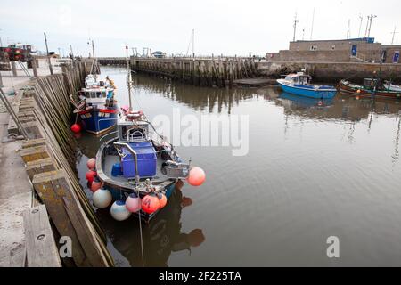 Bateaux dans le port de West Bay, Dorset Banque D'Images