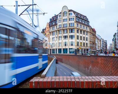 Tram dans les rues de la ville. Transports publics dans une ville. Banque D'Images