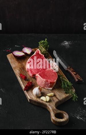 Steak de bœuf de sirloin sur planche à découper en bois Banque D'Images