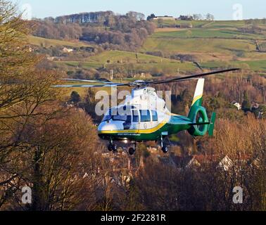 Great Northern Air Ambulance Service Helicopter, Eurocopter AS365 Dauphin N2, enregistrement G-NHAC, survolant Kendal, Cumbria, Angleterre, ROYAUME-UNI Banque D'Images