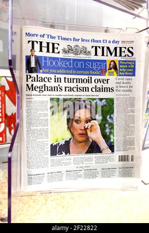 The Times newspaper headle Meghan Markle front page Oprah interview "Palace in troublé over Meghan's racisme claims" le 9th mars 2021 à Londres Royaume-Uni Banque D'Images