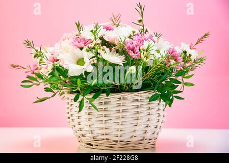 Bouquet de fleurs fraîches d'été sur fond rose Banque D'Images