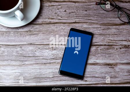 Un téléphone portable ou mobile posé sur un bois Table ou bureau avec l'application Nord VPN ouverte Banque D'Images