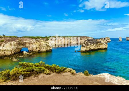 Les rochers forment des arches pittoresques Banque D'Images