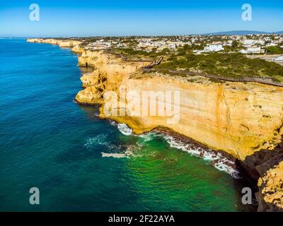 Sentier en bois appelé Algar Seco Cliff Walk sur la côte de Carvoeiro, Algarve, Portugal Banque D'Images