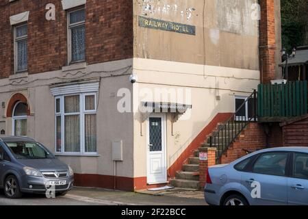 Cette maison à Ashbourne était l'ancien hôtel de chemin de fer comme on peut le voir par les "panneaux fantômes" sur le mur, Station Street, Ashbourne, Derbyshire Banque D'Images