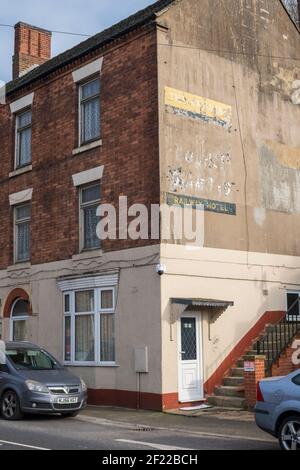 Cette maison à Ashbourne était l'ancien hôtel de chemin de fer comme on peut le voir par les "panneaux fantômes" sur le mur, Station Street, Ashbourne, Derbyshire Banque D'Images